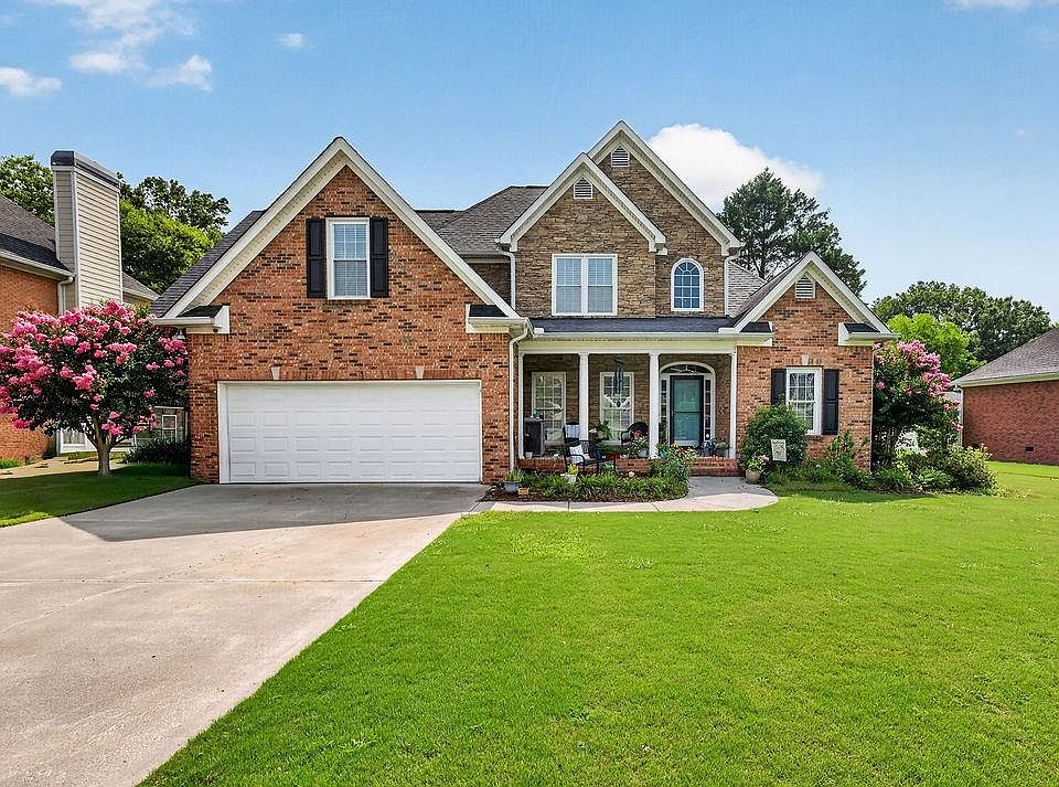 1st image of 120 Wexford Dr NE