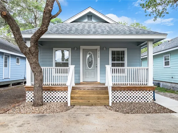 712 N Moline St, Rockport, TX 78382