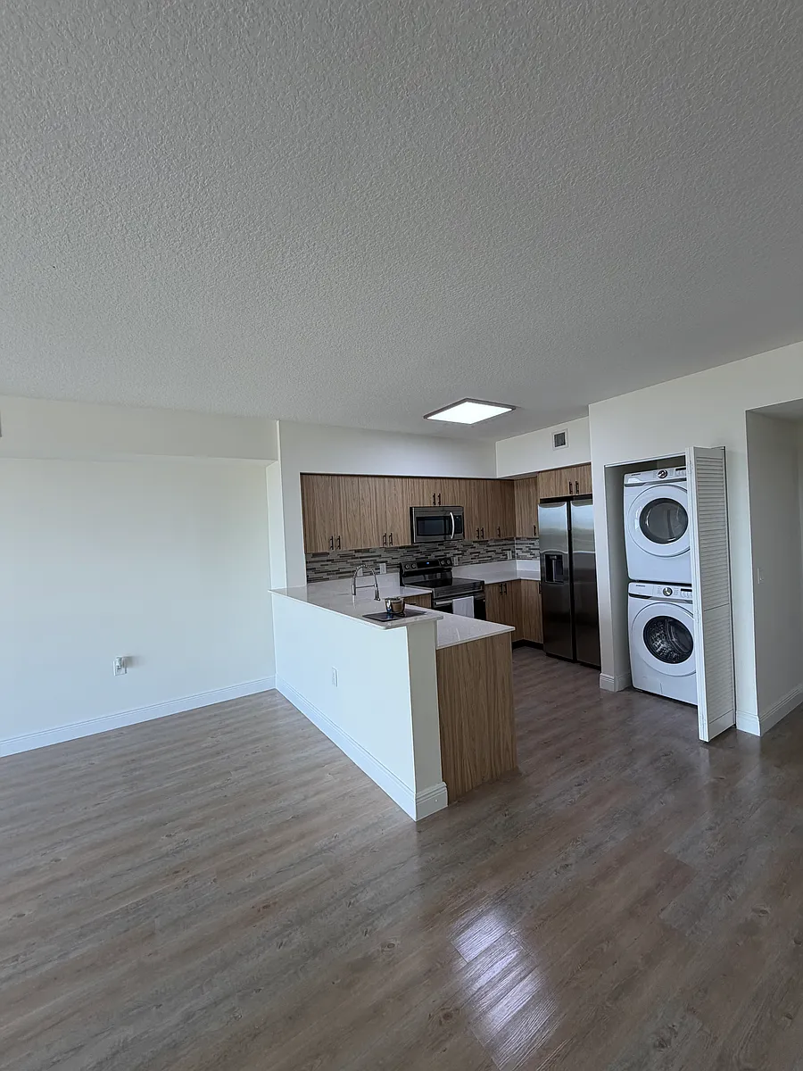 Building Photo - 983 SW 37th Ave #607