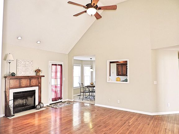 3rd image of 3891 Benjamin Dr