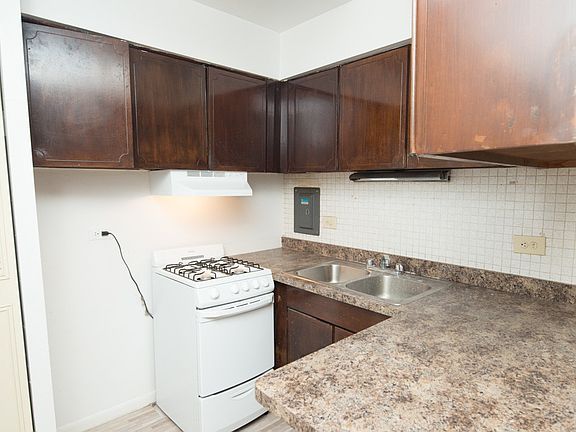 2nd image of 3160 N Cambridge Ave #D802