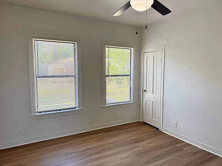 2137 Avenue J — Photo 20