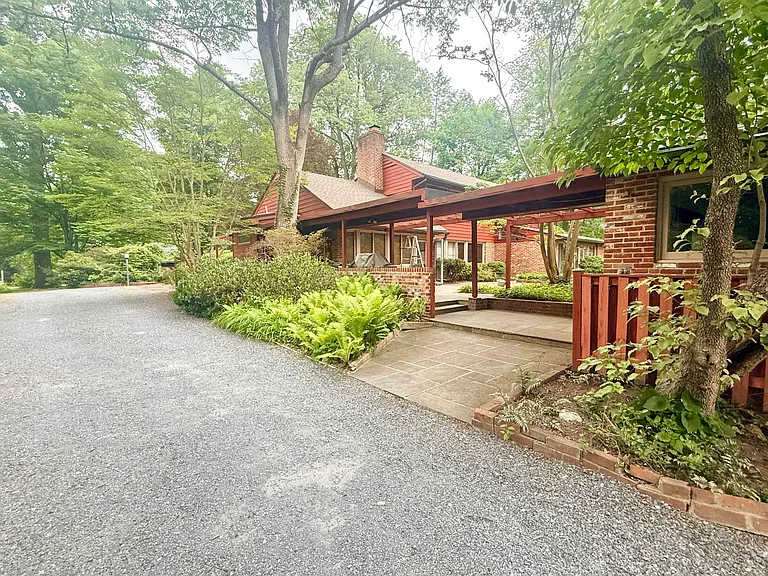6819 Selkirk Dr — Photo 35