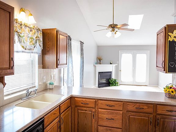 5th image of 101 Royal Garden Ct