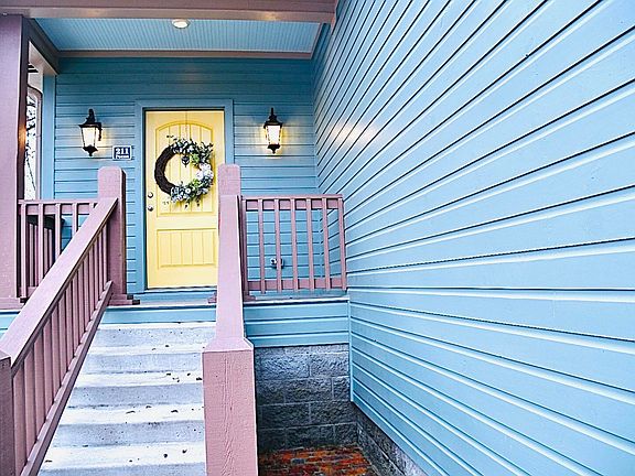 3rd image of 211 Pecan St