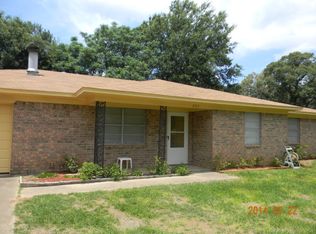 207 Springdale Dr, Palestine, TX 75803