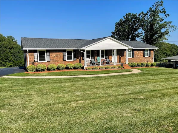 303 Crestwood Dr, Pilot Mountain, NC 27041