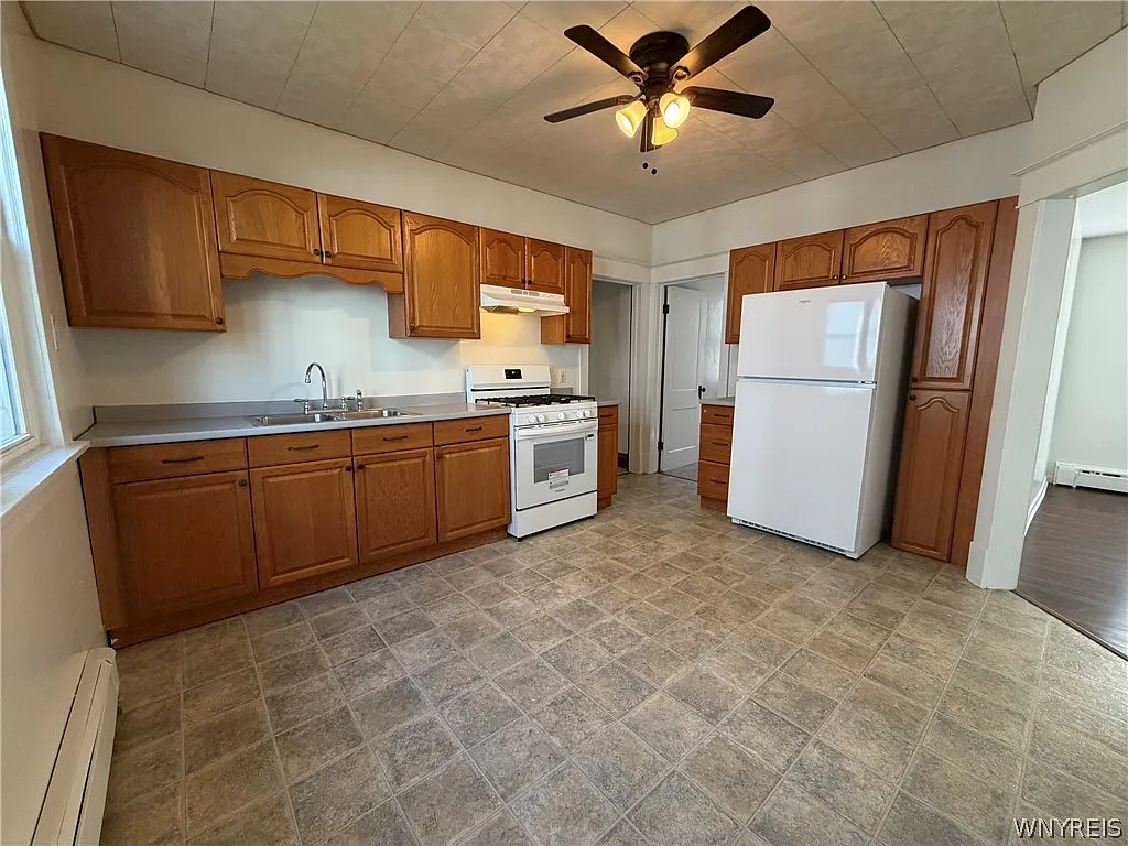 3 bed, 1.0 bath, 1200 sqft, $1,600 — Photo 4