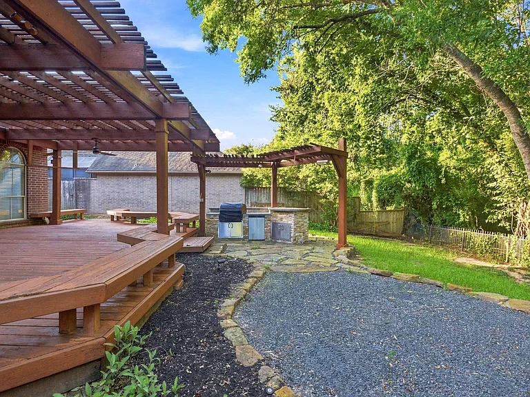 4307 Lakeshore Forest Dr — Photo 36