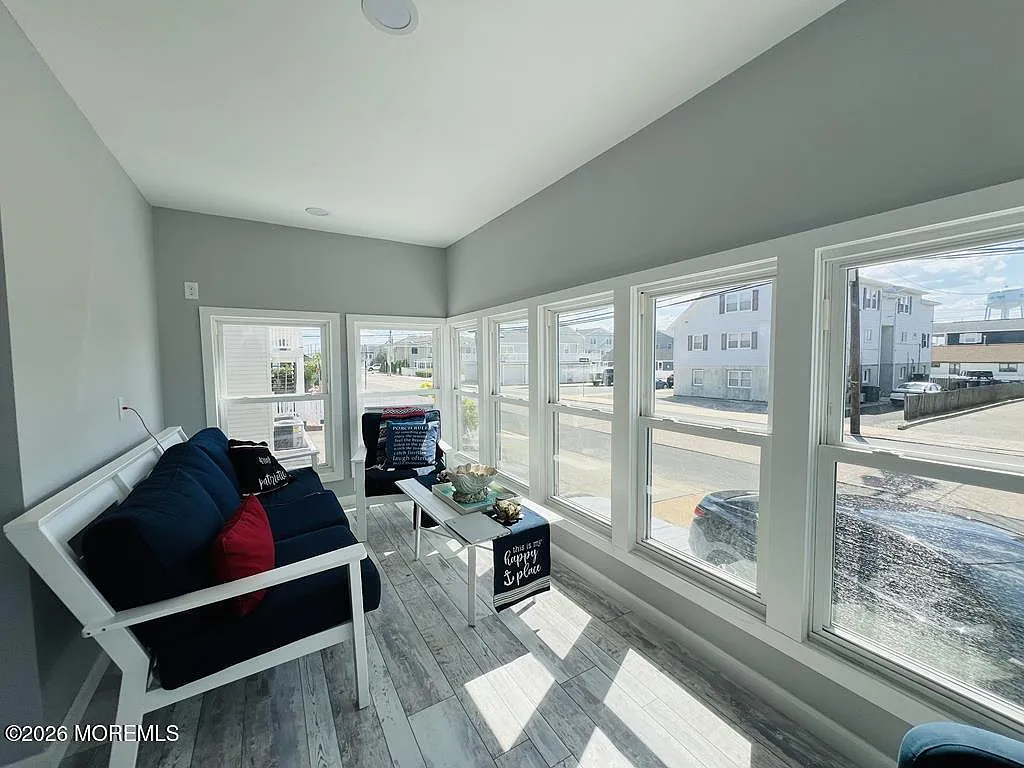 3 bed, 1.5 bath, $4,000 — Photo 2