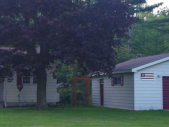 3rd image of 1586 Douglas Dr