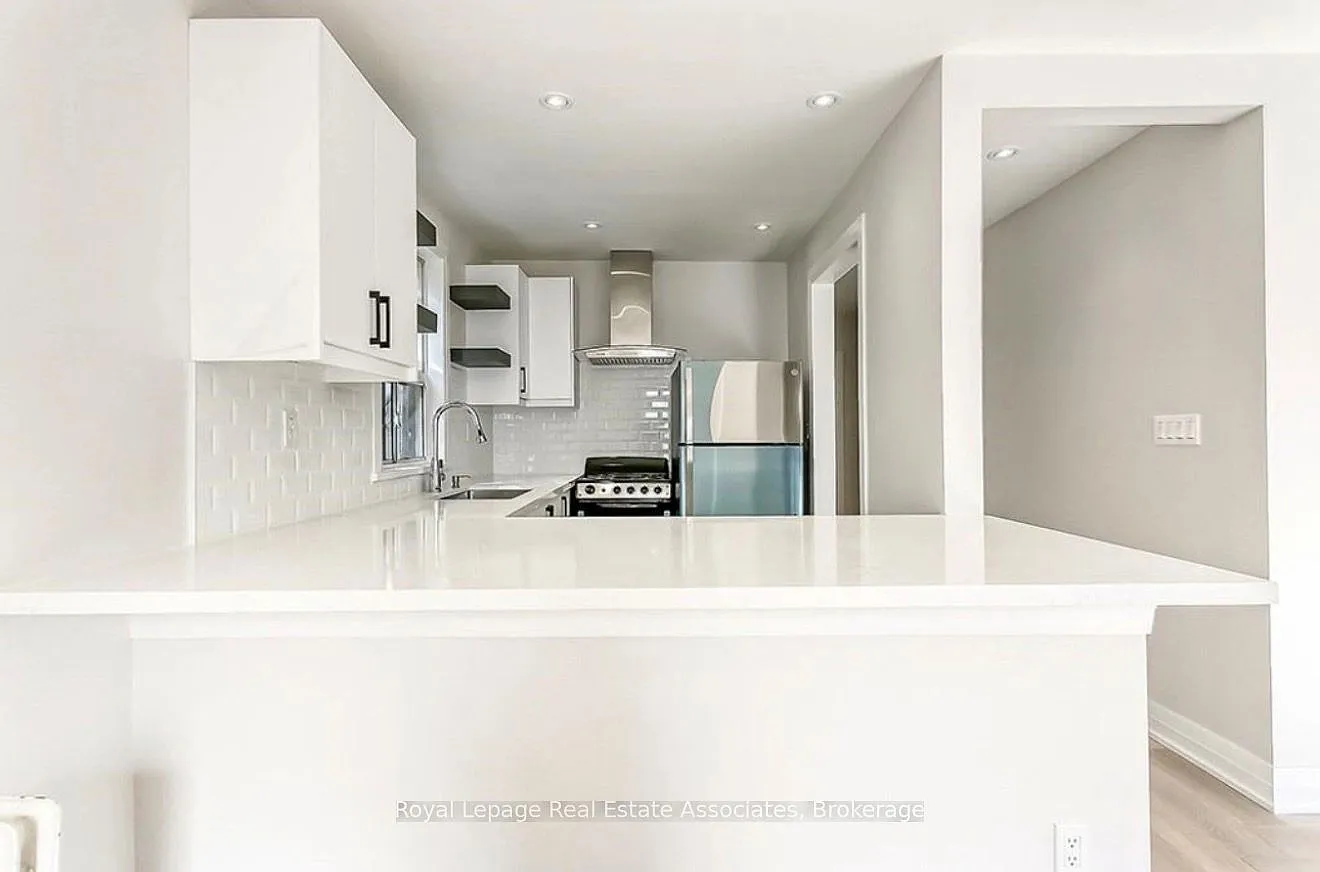 237 Lakeshore Rd E — Photo 4