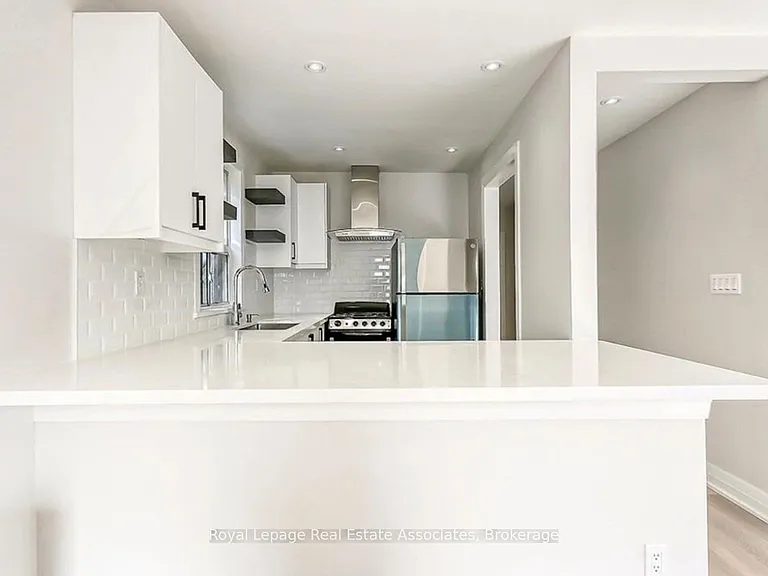 237 Lakeshore Rd E — Photo 4
