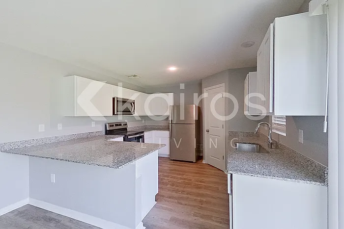 1010 Kaye St E — Photo 6