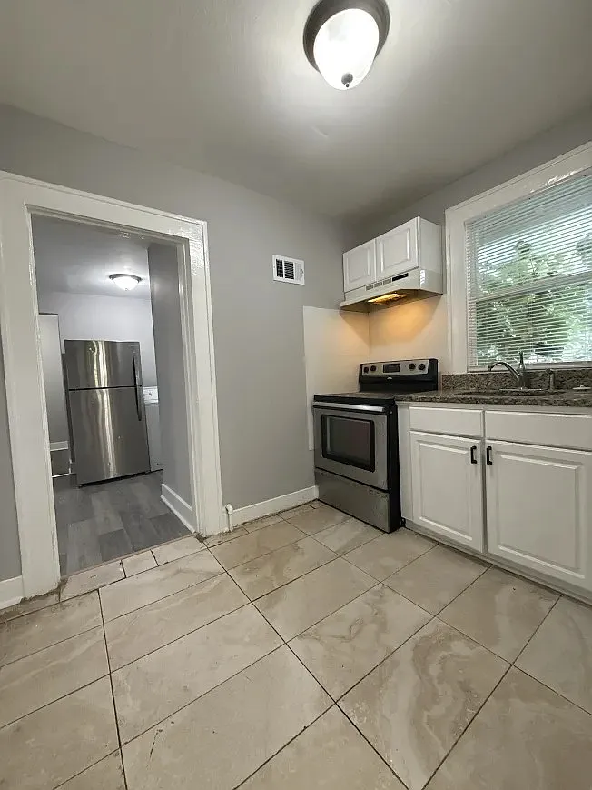 3 bed, 1100 sqft, $1,750 — Photo 3