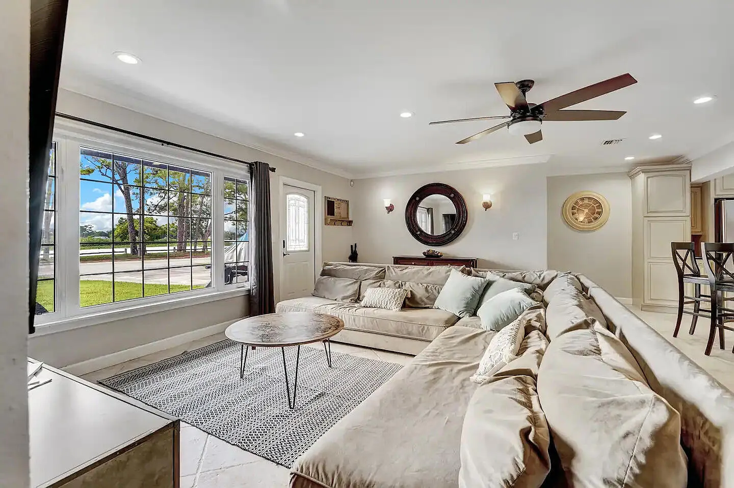 4 bed, 3.0 bath, 1872 sqft, $9,500 — Photo 4