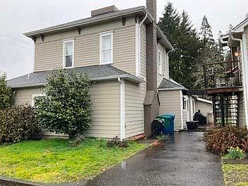 West side of House from 6th Street. Driveway for garage tenant's use.