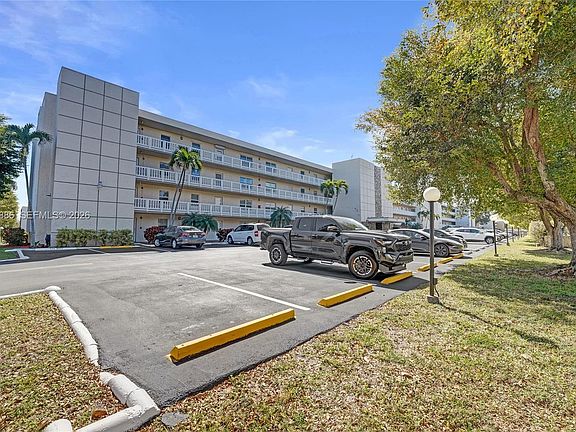4th image of 324 SE 10th St APT 208