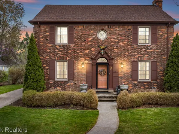 938 Lakepointe St, Grosse Pointe Park, MI 48230