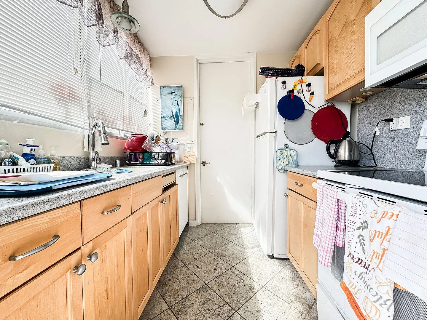 1 BD / 1 BA Fully Furnished Waikiki Condo with Parking! *Pet Friendly* — Photo 4