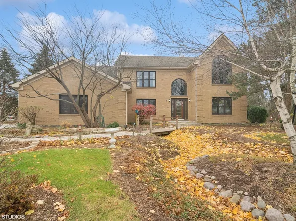6 W Goldfinch Ct, Hawthorn Woods, IL 60047