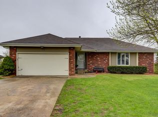 820 E Redwood St, Springfield, MO 65807