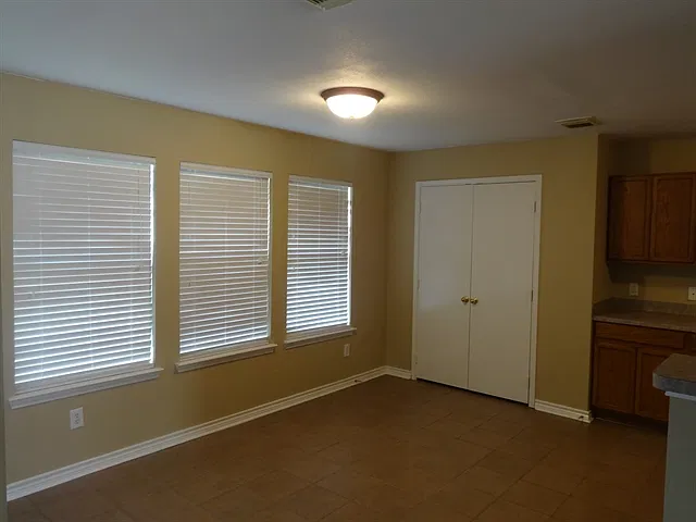 3 bed, 2.5 bath, 2439 sqft, $2,315 — Photo 3