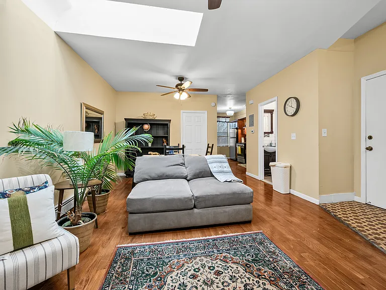 611 Linwood St #2 — Photo 4