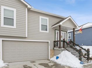 102 N McGee St, Tonganoxie, KS 66086