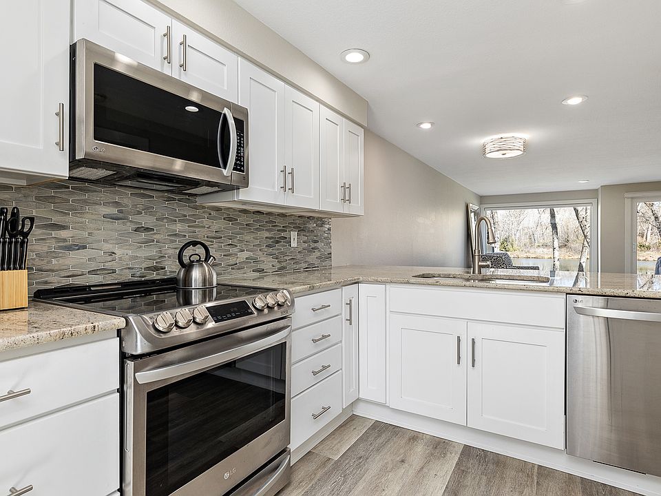 Bright roomie kitchen