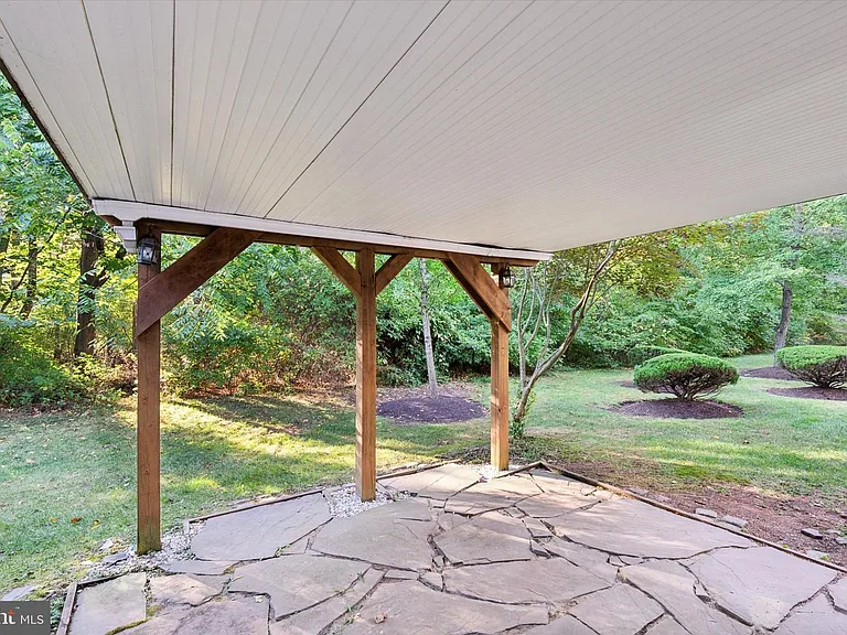 125 Vernon Ct — Photo 32