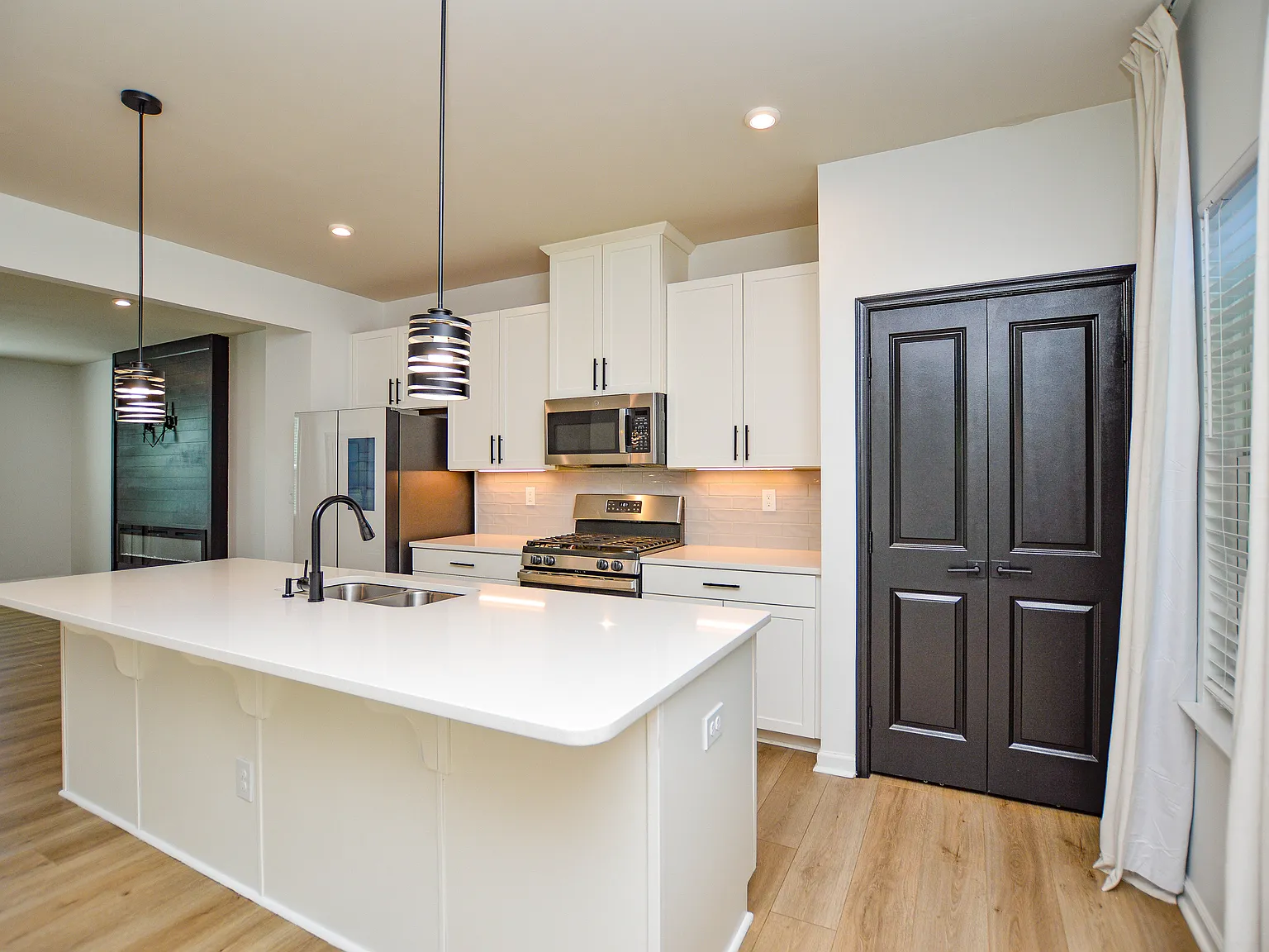3 bed, 2.5 bath, 1978 sqft, $2,600 — Photo 4