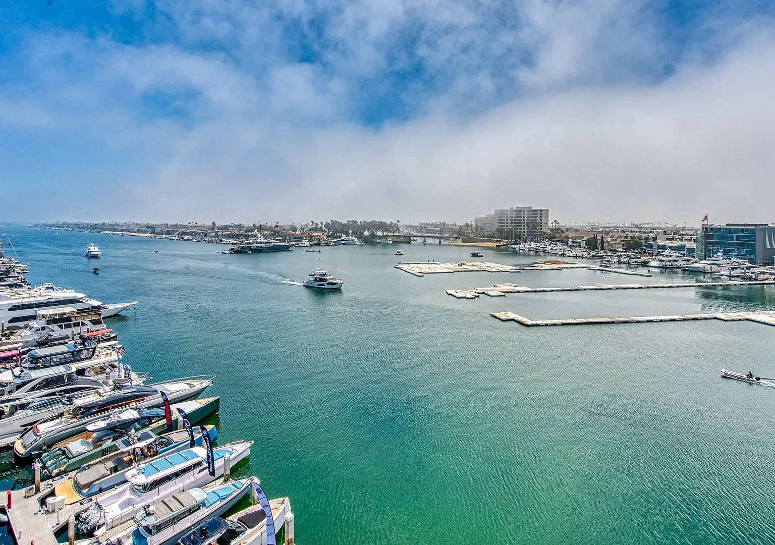 Live Within A Postcard - An Extraordinary Waterfront Residence On The Newport Bay — Photo 2