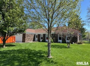 620 Black Hills Dr, Taylorville, IL 62568