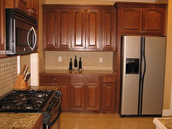 Kitchen - gas cooktop, lots of cabinets