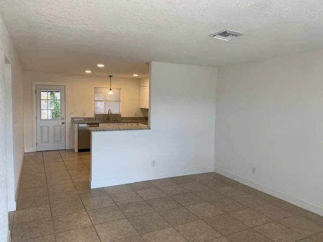 2 bed, 861 sqft, $1,599 — Photo 3