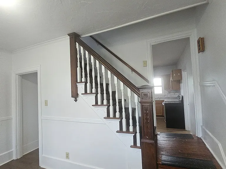 102 E York St — Photo 10