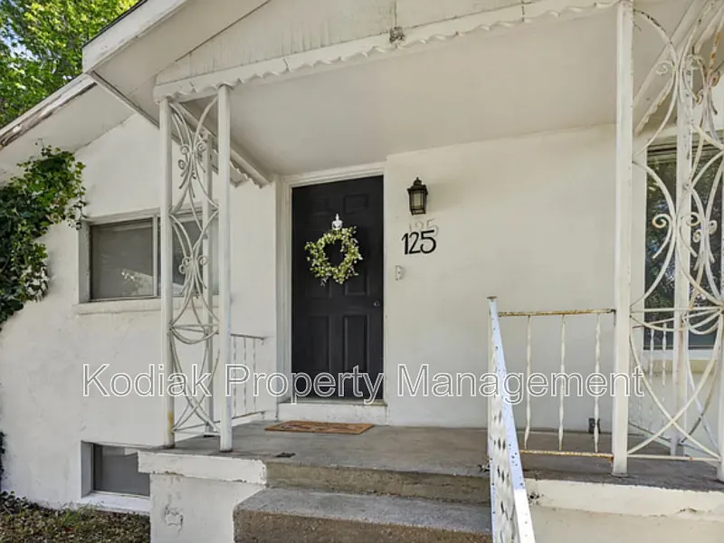 4 bed, 2.0 bath, 2272 sqft, $2,300 — Photo 2
