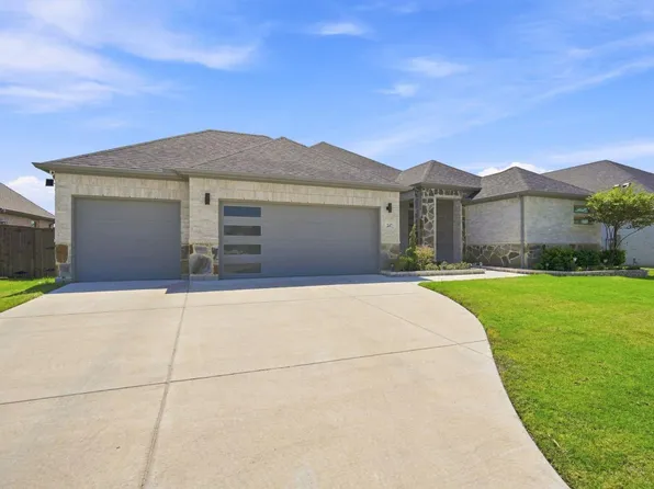 247 Half Moon Dr, Waxahachie, TX 75165