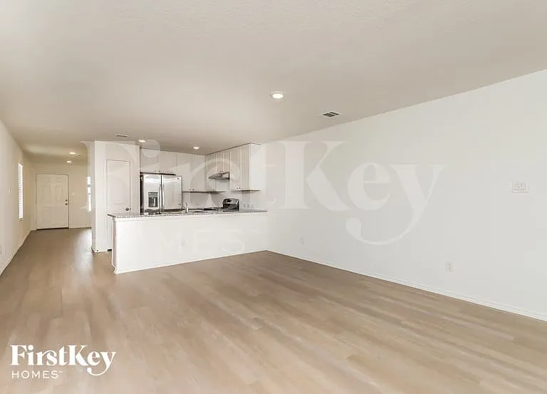 10610 McClintock Dr — Photo 4