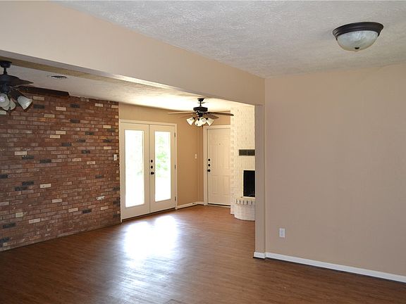4th image of 1302 Glade St