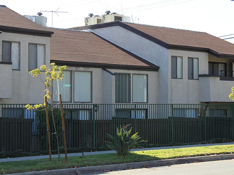 324 N San Antonio Ave — Photo 2