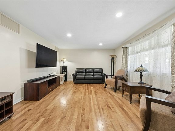 5th image of 19 Hickory Dr