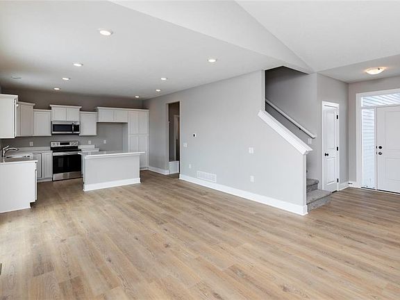 5th image of 1703 E Detroit Pl