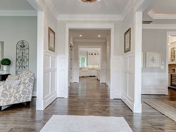 Ideal floor plan w/hardwood floors, 10-ft ceilings