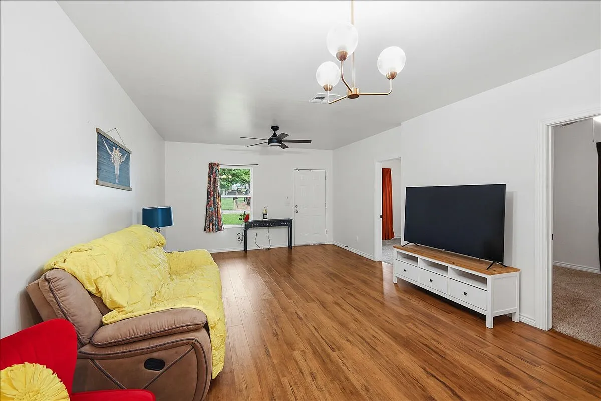 3 bed, 1630 sqft, $2,100 — Photo 4