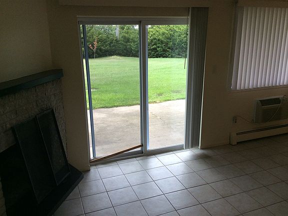 3rd image of 131 Summit View Ct