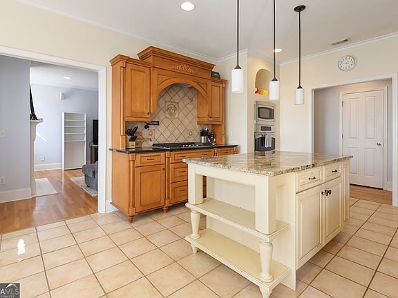 4th image of 333 Royal Crest Cir