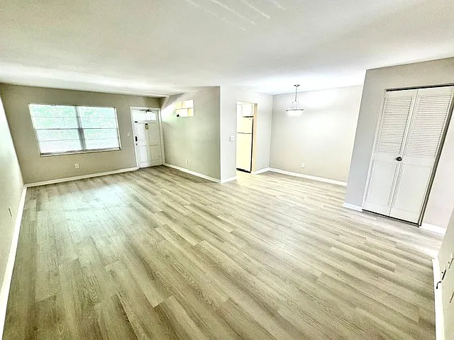 Devon Manor Apartments — Photo 19