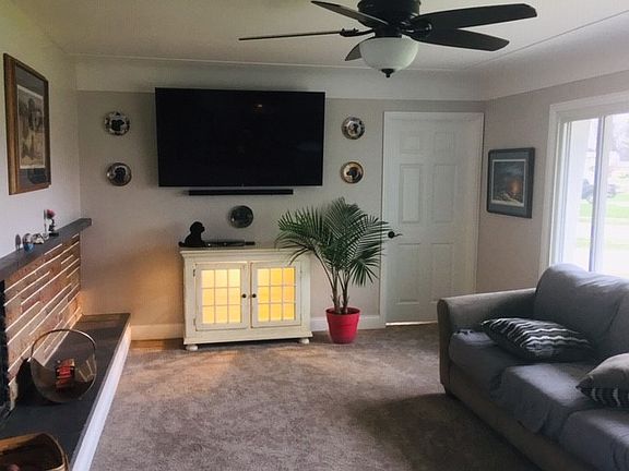 3rd image of 36266 Hillcrest Dr